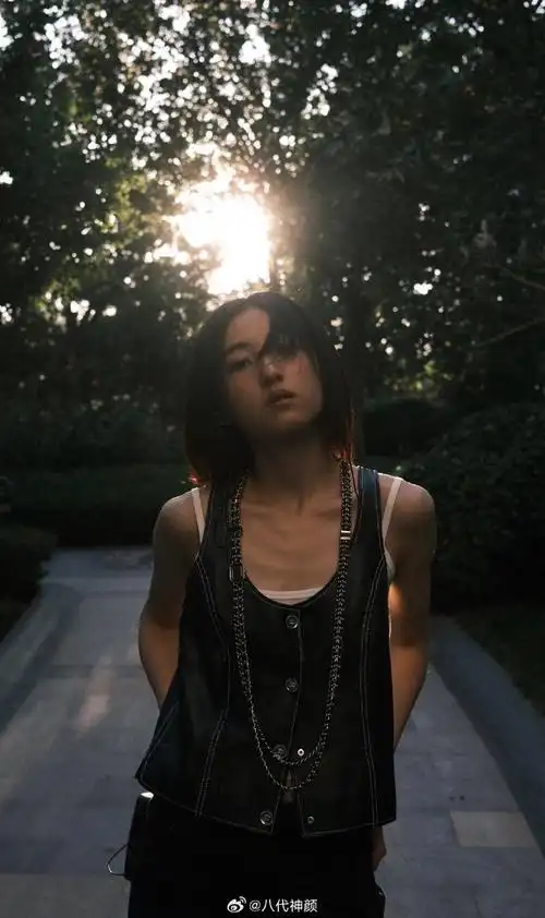 张子枫更新美照啦,每一张照片都氛围感拉满!