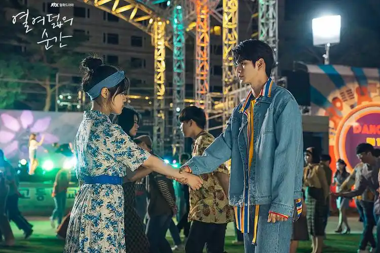 《十八岁的瞬间》是韩国jtbc电视台于2019年7月22日首播的青春校园剧