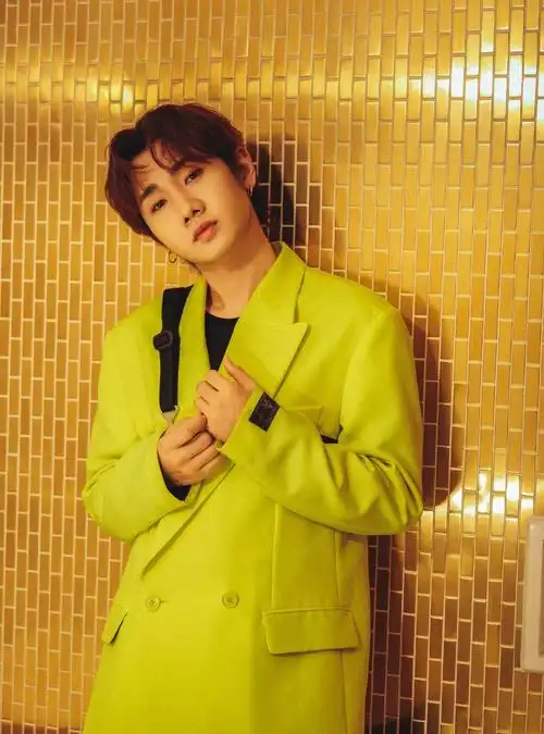 想不到歌红人不红的汪苏泷,在穿搭方面,是本活百科全书