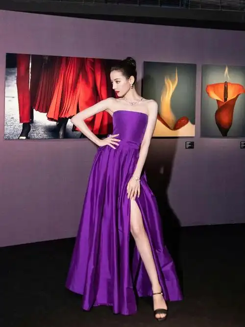 来看迪丽热巴红毯礼服造型合集 果然时尚的完成度还是靠脸