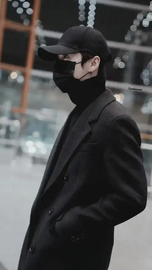 鹿晗#lh#每日鹿晗#190110  北京机场出发黑色高领毛衣配搭黑大衣照