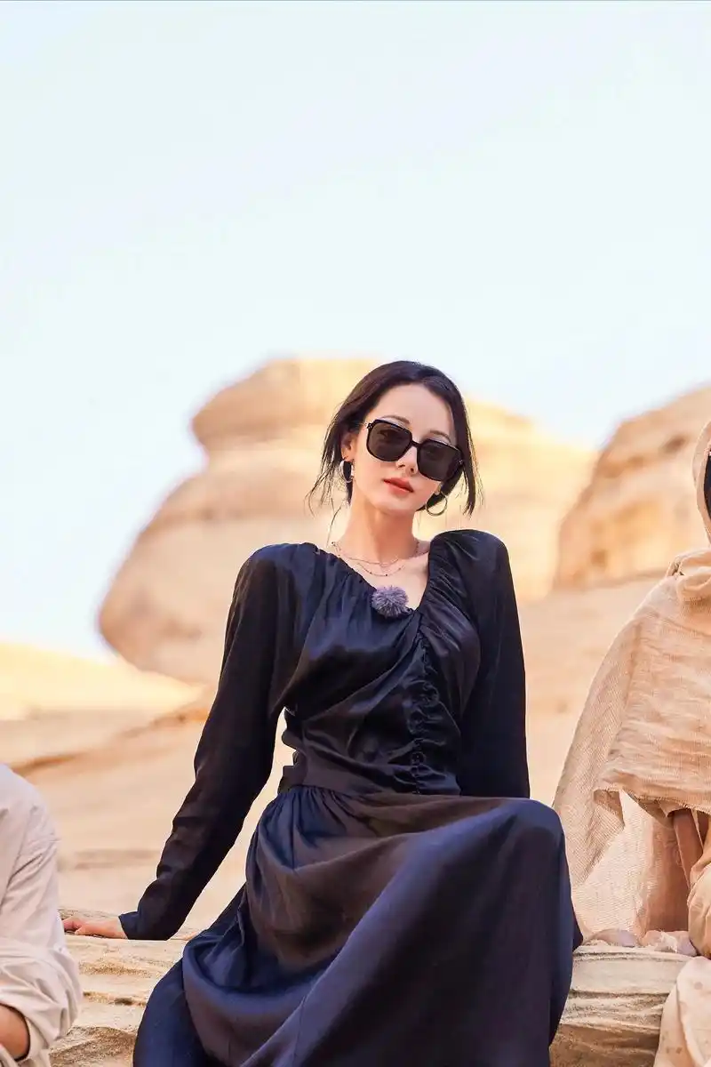 迪丽热巴 触摸大自然留下的痕迹,沉浸在金色的诗意世界里,追 - 抖音