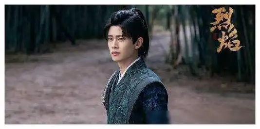 任嘉伦新剧烈焰燃情首播观众评分惊艳一针见血