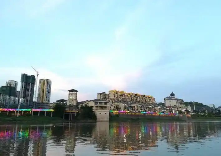 四川泸州合江县一个大镇,和贵州赤水市区一江之隔,一桥相连