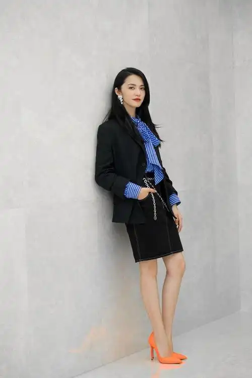 姚晨实在太美了一身白色西装套装搭配印花衬衫展现女性的魅力