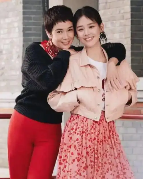 58岁蒋雯丽在英国被偶遇半隐退十分放松儿女双全不愧人生赢家