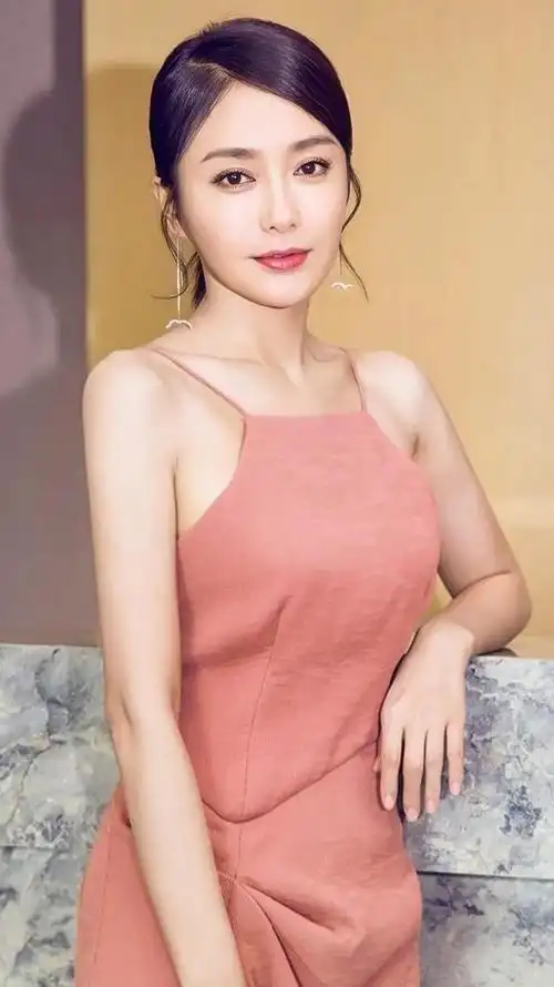 秦岚展示完美身材一身粉嫩的吊带裙衬得玲珑有致