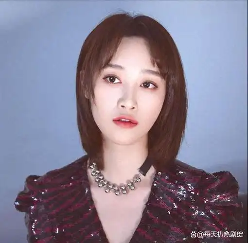 首先是蓝盈莹,她因为扁平的五官和嘴角下垂而给人刻薄,愁苦的感觉.