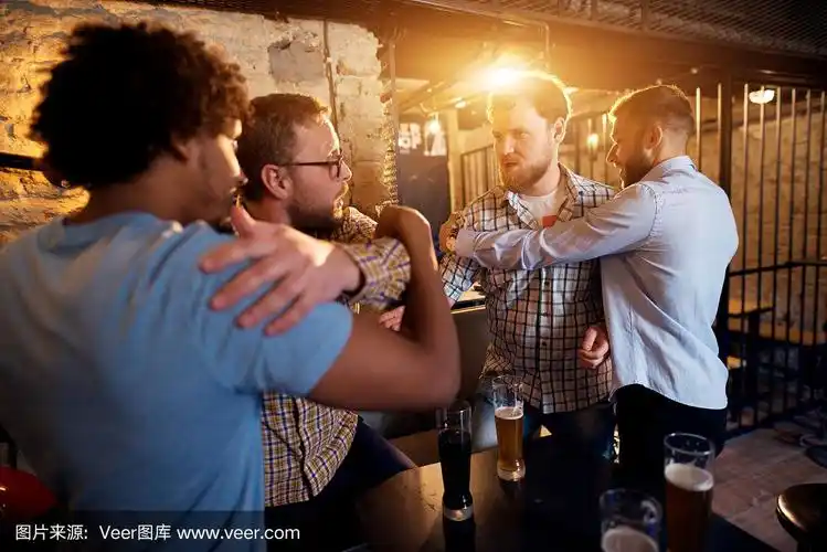 朋友们阻止两个愤怒的家伙在酒吧打架.