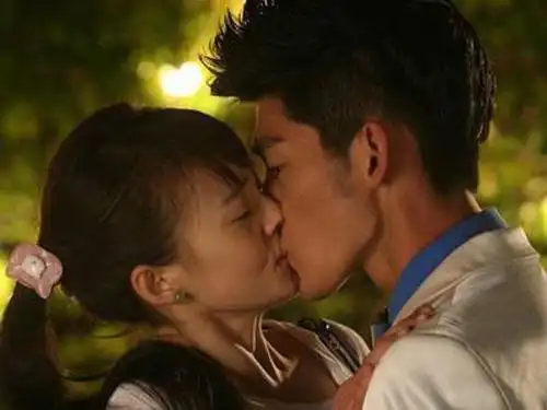 怎么接吻舌头的视频