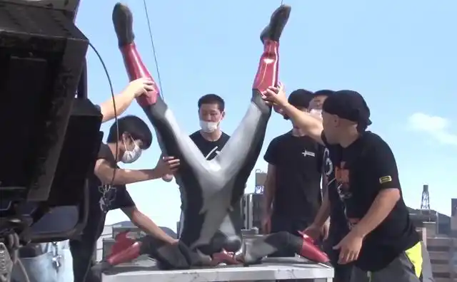 早期奥特曼拍摄现场,条件简陋,皮套改了再用,有点"辣眼睛"