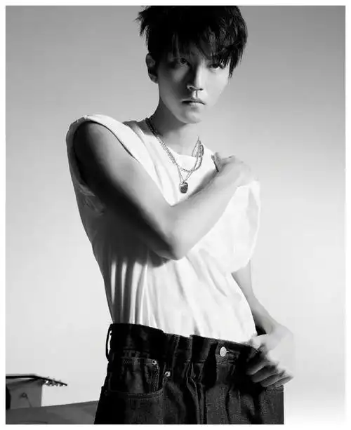 王俊凯手臂肌肉线条好绝,眼神好a啊,越来越帅气了!