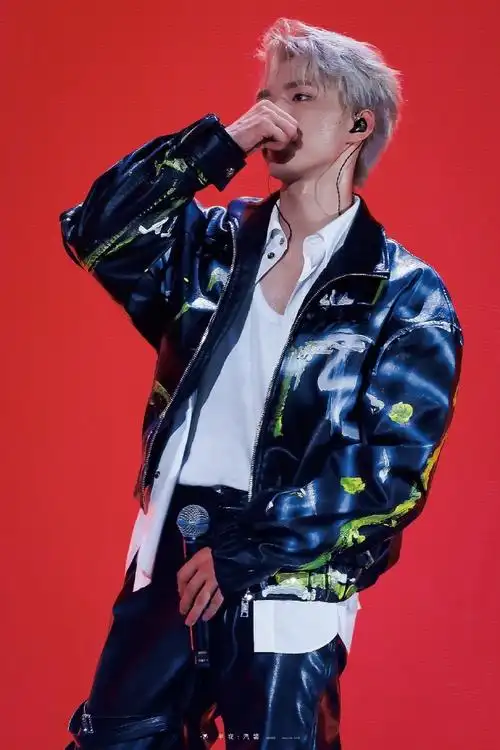 刘耀文脱衣服#来感受下演唱会刘耀文神仙饭拍多种造型又甜又欲!