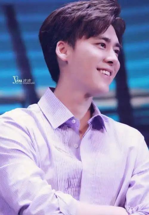 李易峰笑容甜甜的,我羡慕每一个能接近他的人那是我一辈子的梦