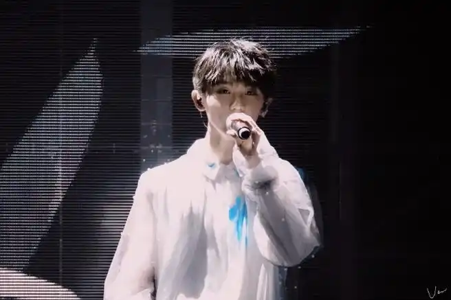 马嘉祺带你们开开眼  马嘉祺白衣 披风薄纱造型封神,倒是换来队友这