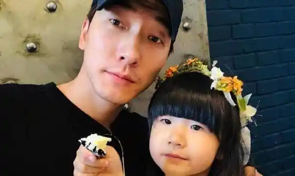 张亮一家基因真强大,儿子女儿共用一张脸,都遗传到老爸超模风范_网友