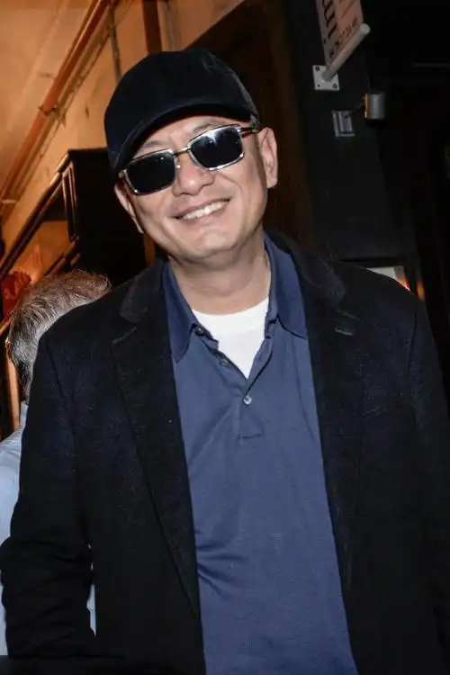 王家卫黑衣墨镜现身笑容爽朗酷劲不减网友像社会大哥