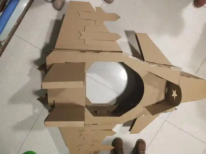 红黄蓝幼儿园"小二班"军事手工展