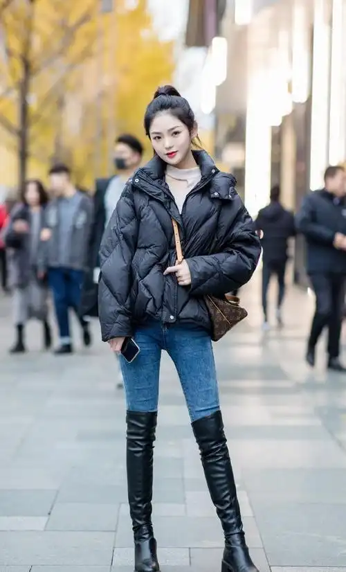 紧身牛仔裤搭配高筒靴打造符合黄金分割比例的颀长美腿