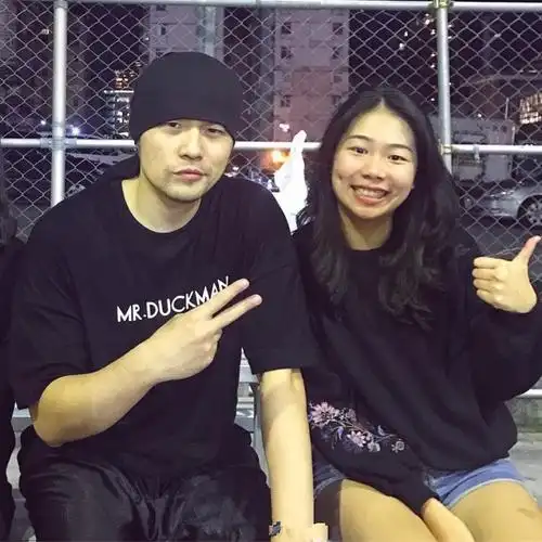 万年不变剪刀手!周杰伦现身球场与粉丝大方合影