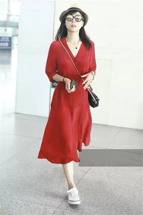 红色裙子配什么鞋子好看,穿搭美图|街拍黑色高跟鞋搭配高雅红色连衣裙