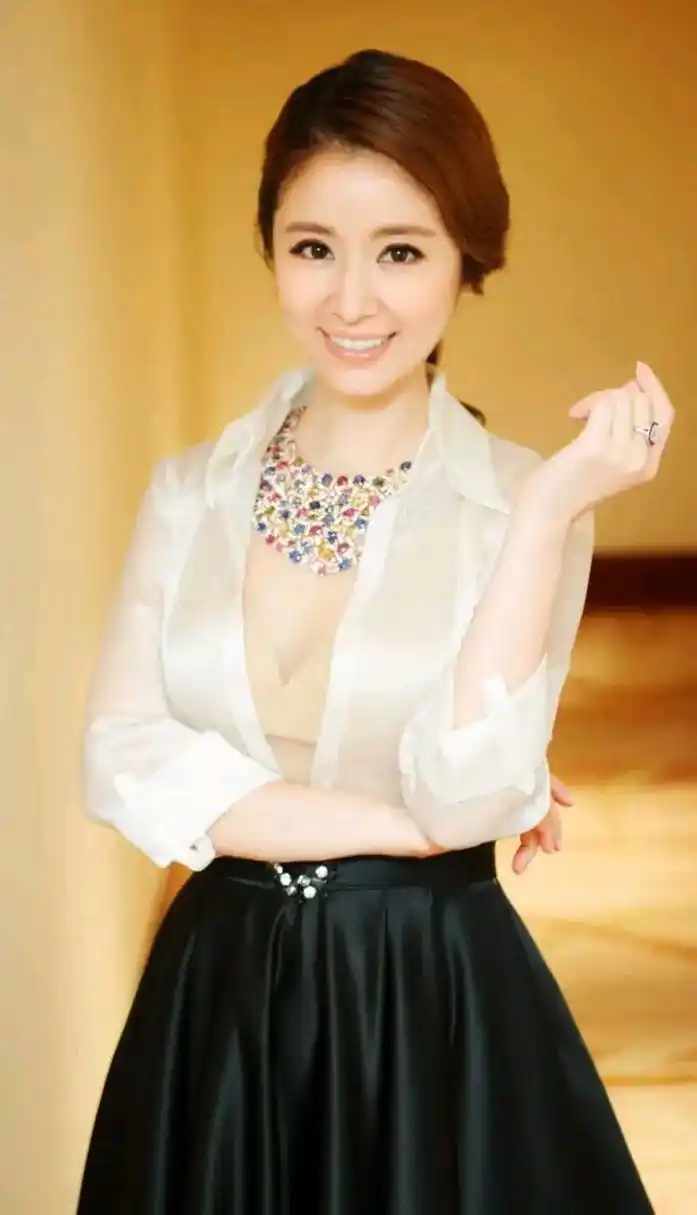 现在的林心如,结婚生子后,更有魅力了,多了一份成熟的韵味.