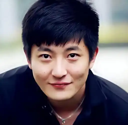 "老男孩"郭京飞,与鲍莉闪婚,17年宠妻如宝,今一家三口很幸福