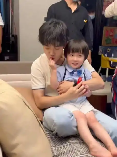 李明德分享被弟弟投喂的沈耀,今天也有新鲜的耀耀,两个可爱宝宝__财经