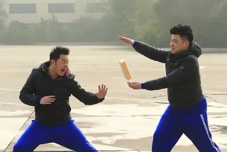 这是在抽风还是在模仿了不起沙溢变表情包