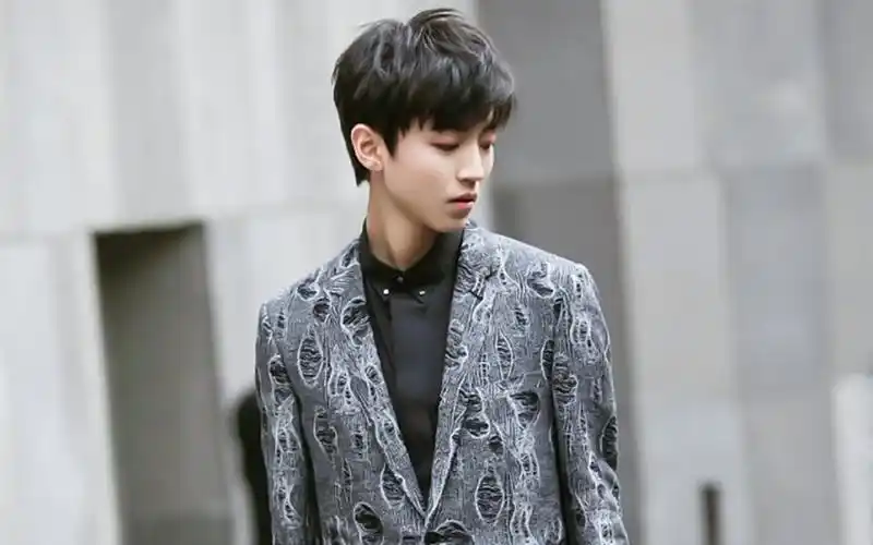 王俊凯米兰街拍最新图片