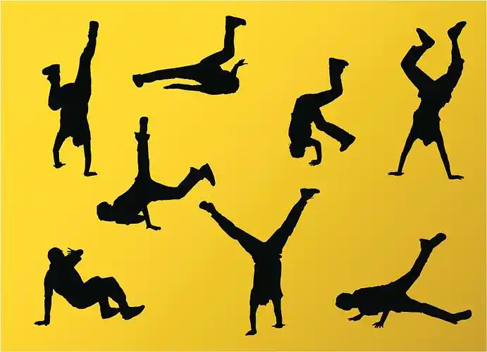 一个男孩在一个垃圾桶旁边跳霹雳舞