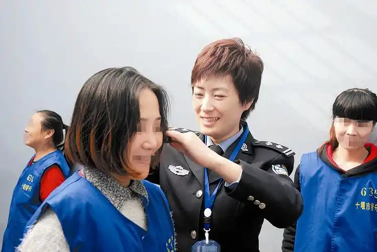 郭瑞梅为女性在押人员梳头.