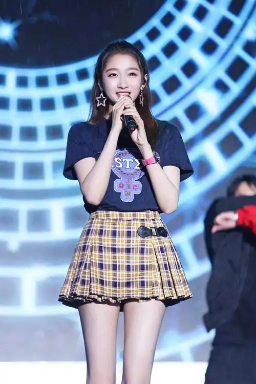 9 关晓彤格子短裙秀修长美腿 冒雨登台与粉丝互动