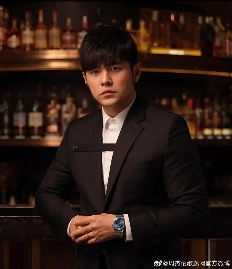 周杰伦的帅是越品越有感觉的那种,你仔细看会发现他的五官都恰到好处