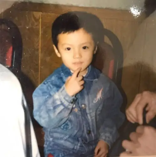 然后,评论中下面这条脱颖而出获得1万的点zan,"小时候的衣服是父母搭