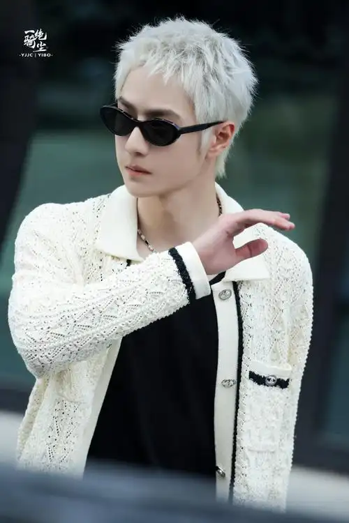 王一博白金狼尾街拍##王一博巴黎时装周##王一博香奈儿品牌形象大使