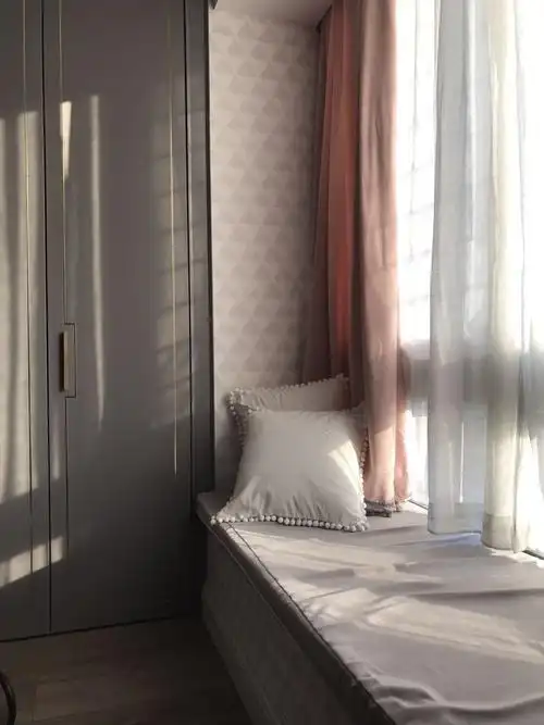 阳光透过白色窗帘透进去,温馨浪漫少女心