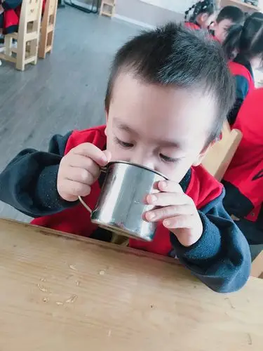 小二班10月喝水礼仪