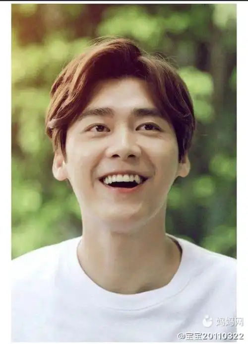 男星有了小虎牙,有的很可爱,有的很呆萌