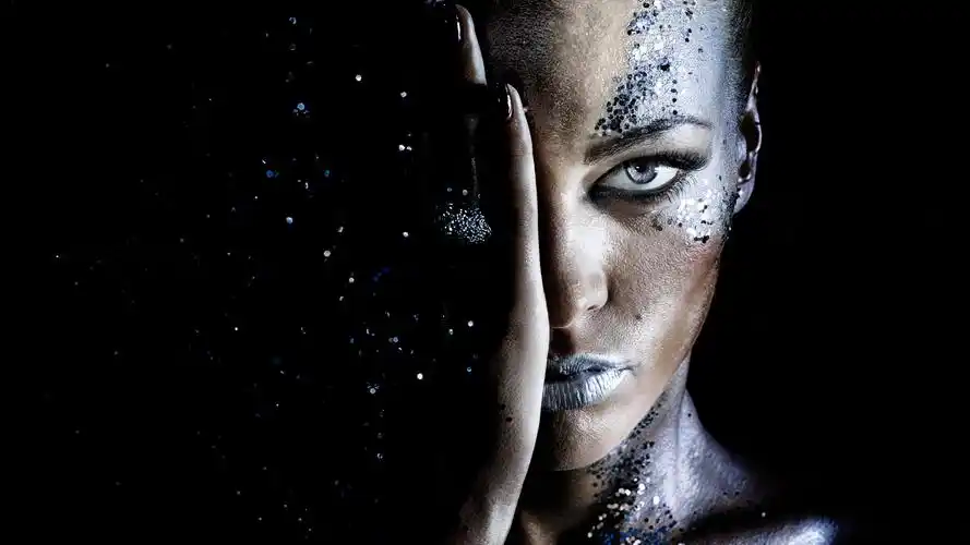 壁纸 女孩,化妆,半边脸,手,黑色的背景,艺术摄影