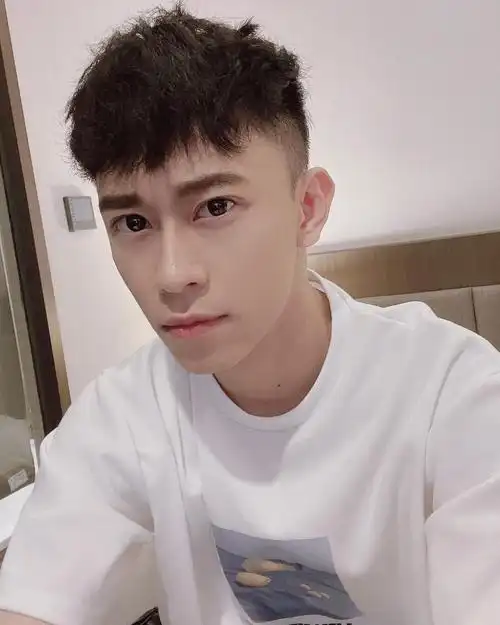 六月男生短发推荐露额短发寸头短发锡纸烫短发