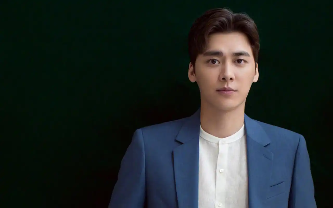 李易峰帅气养眼写真桌面壁纸