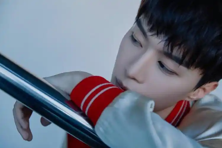 范丞丞最新活动造型六宫格公开棒球服搭牛仔裤尽显青春活力