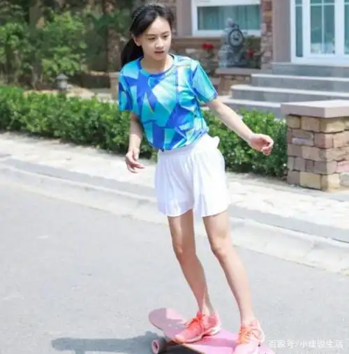 田亮的女儿森碟,青春靓丽高颜值,小小年纪便拥有大长腿!