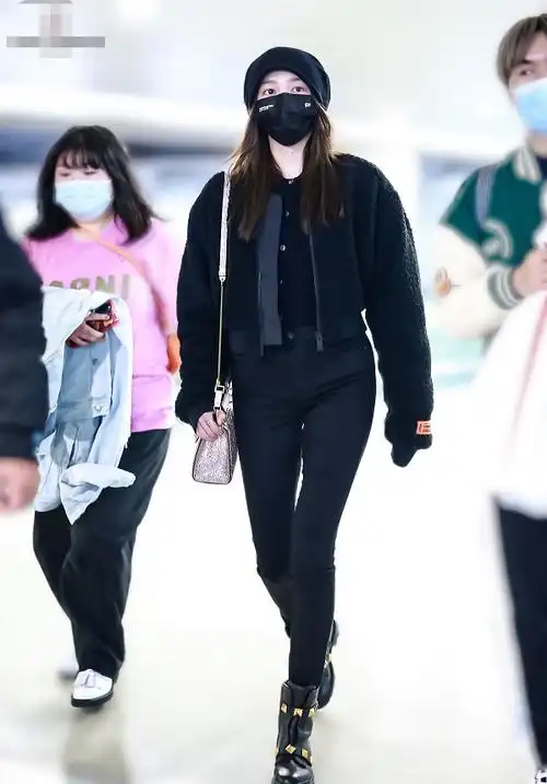 关晓彤低调现身机场双眼清澈看着很清纯这腿真不是一般的长