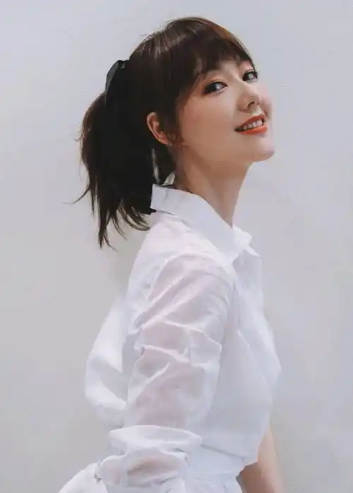 作为内地的女主持,王冠以主持人的身份让更多的人记住了她,但很多人不