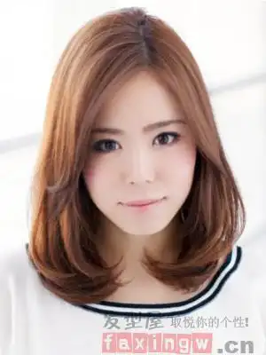 美发 发型 第一款是很适合圆脸女生们的一款齐刘海的中长发内扣发型