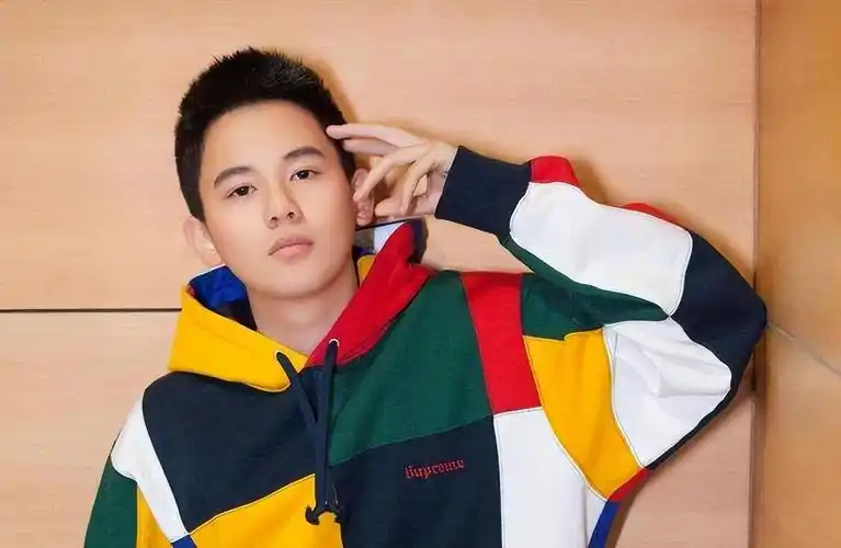 "宝藏男孩"胡先煦,曾与易烊千玺同寝,成年后大变风格