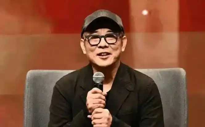 60岁李连杰罕出镜黑衣黑帽上像落一层灰好似工地上的瓦工师傅