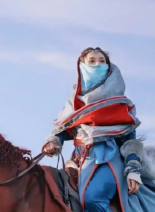 这套真的不错!李一桐身穿蓝色古装,披着毛绒斗篷,面纱遮面.